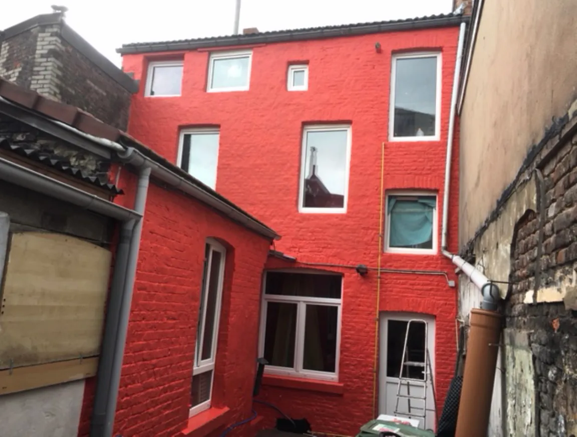 Façade arrière de maison de ville repeinte en rouge