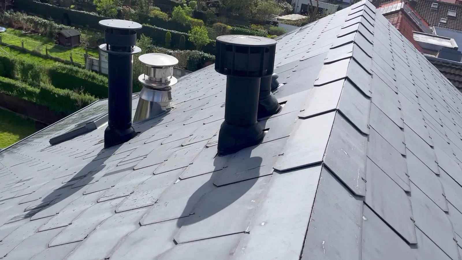 Sorties de ventilation et zinguerie sur une toiture