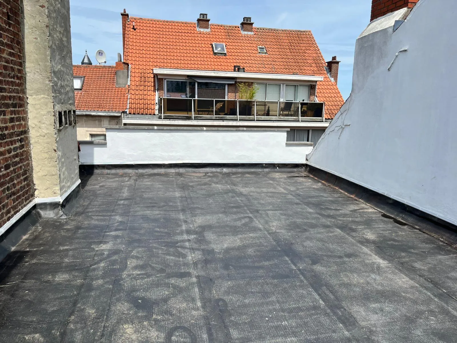 Toiture plate étanchéifiée en membrane