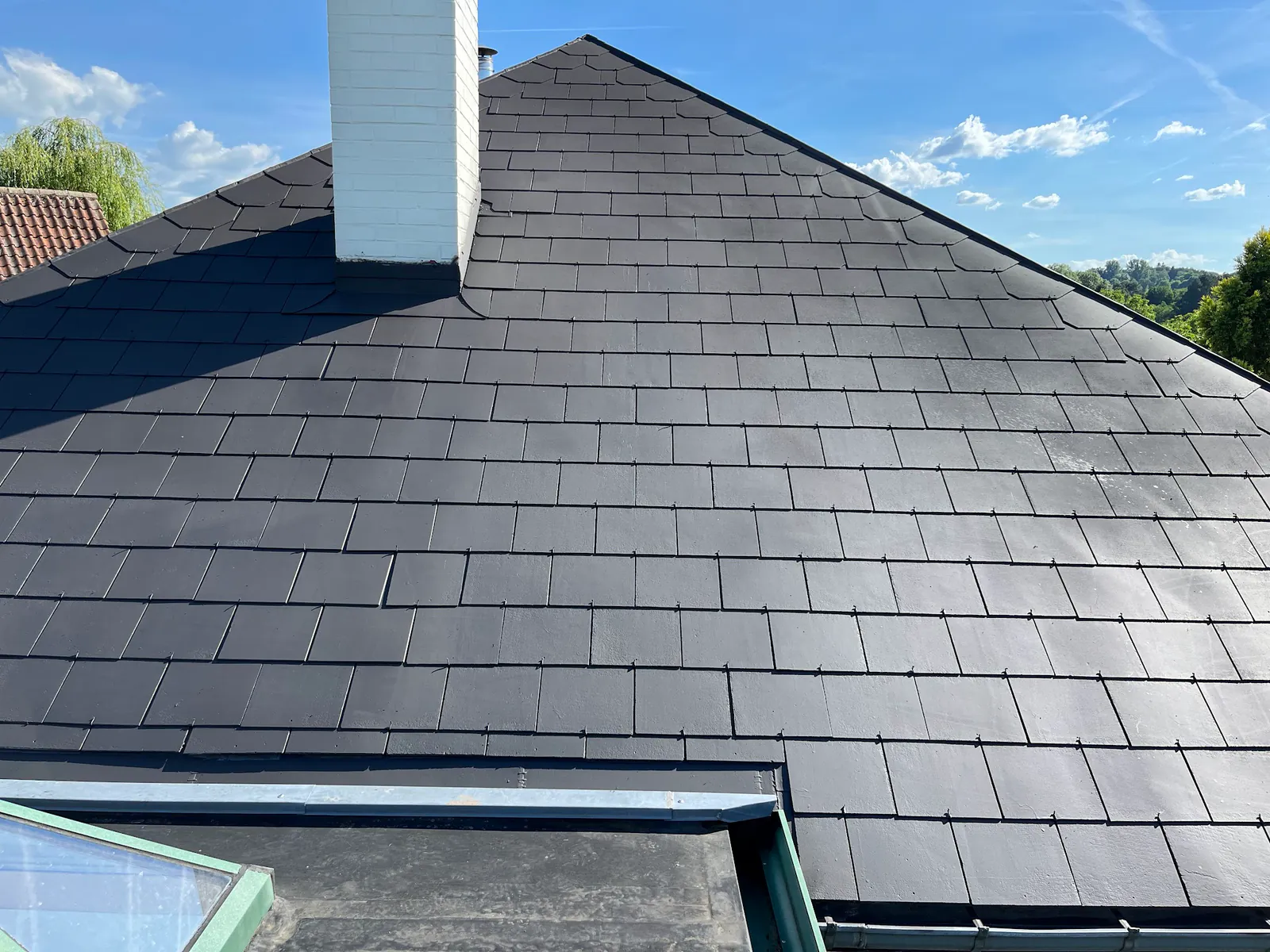 Toiture en ardoises anthracite après rénovation