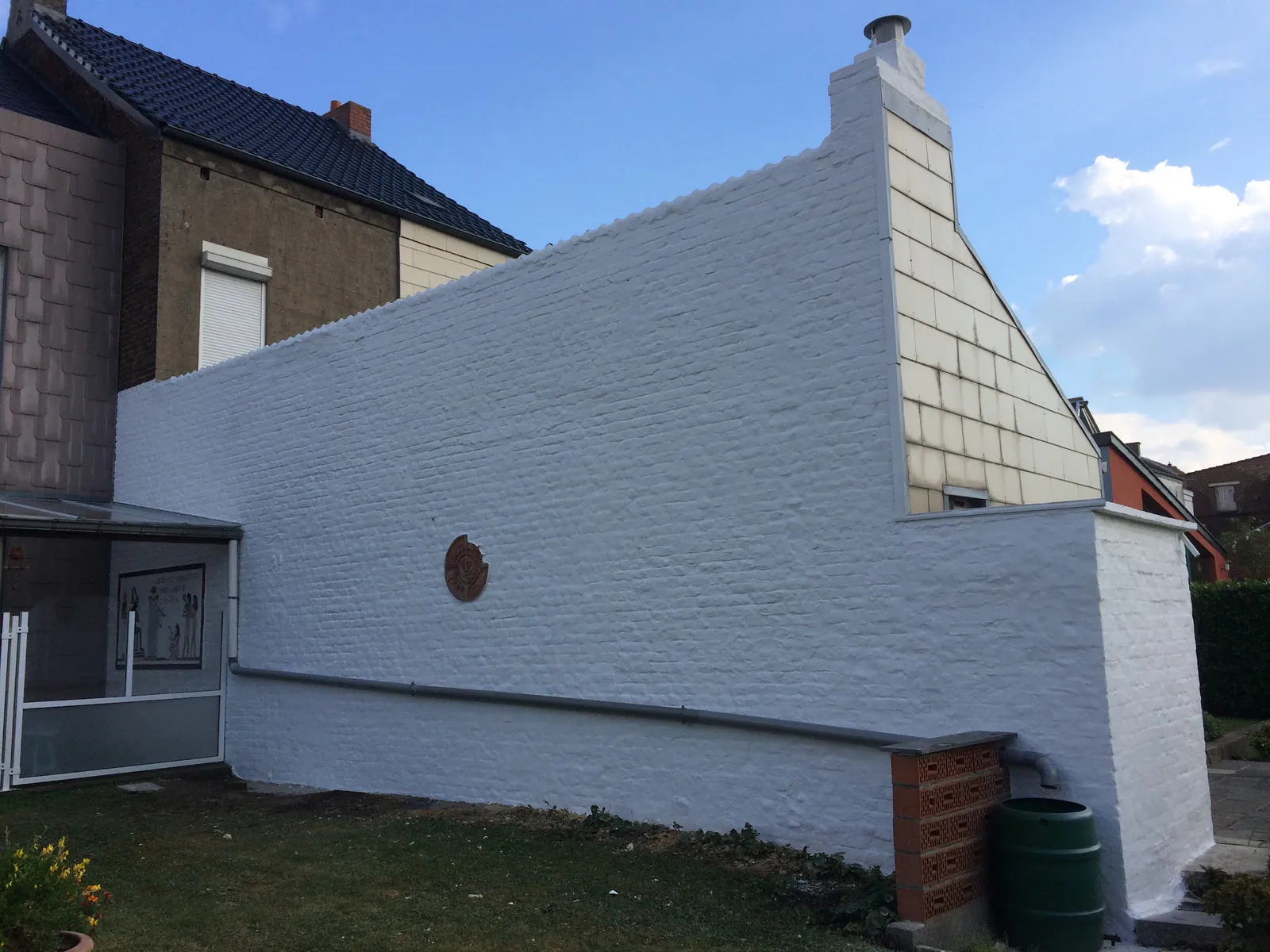 Pignon de maison repeint en blanc